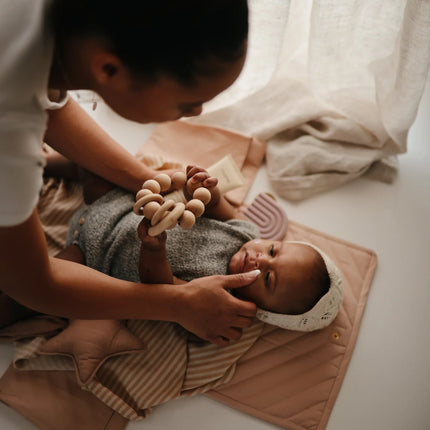 Mushie Aankleedkussen Blush koop je bij Babywinkel