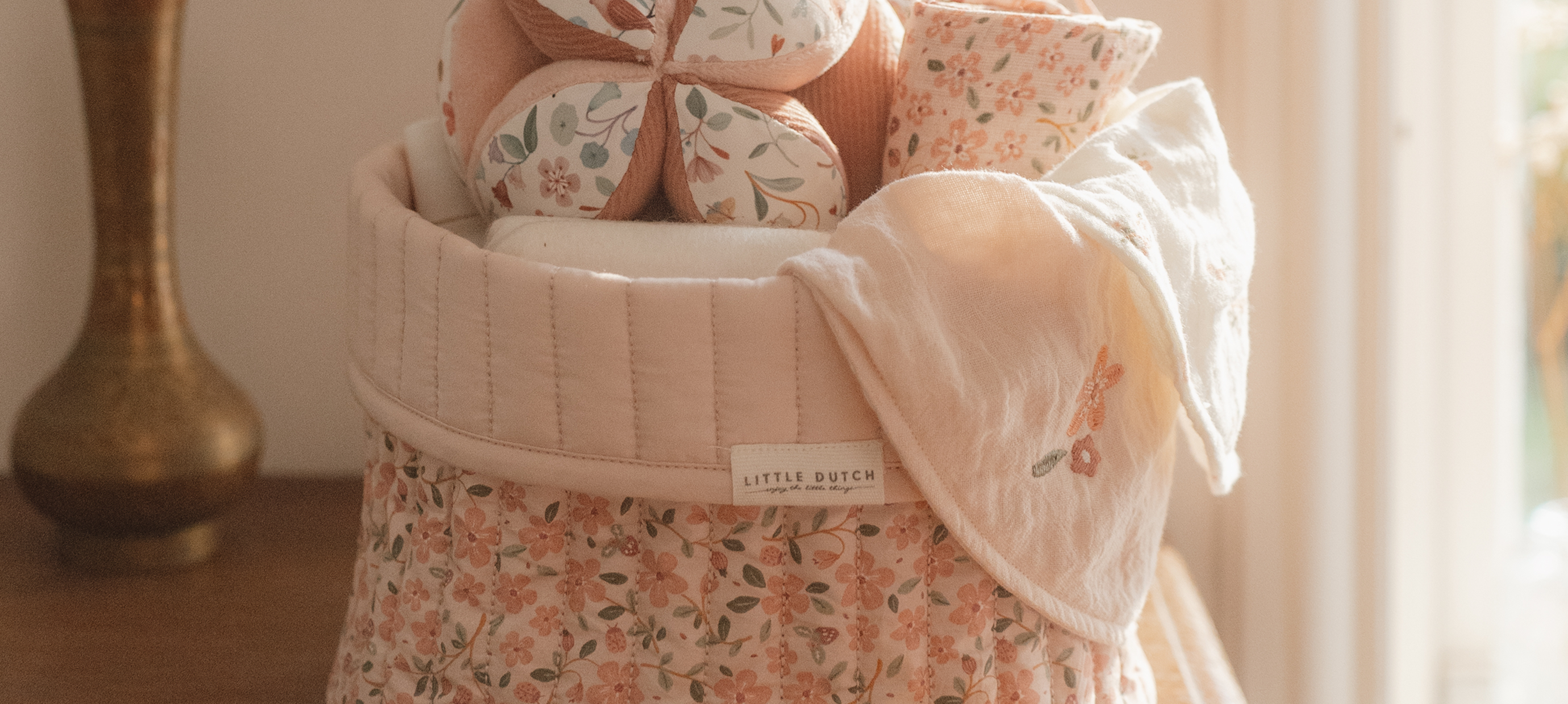 Een opgeruimde babykamer begint met mandjes