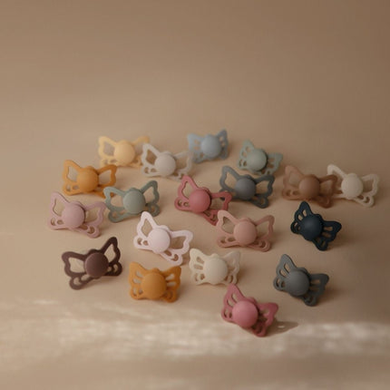 Frigg Speen Maat 2 Butterfly White Lilac/Tw. Mauve Silicone 2 - Pack koop je bij Babywinkel