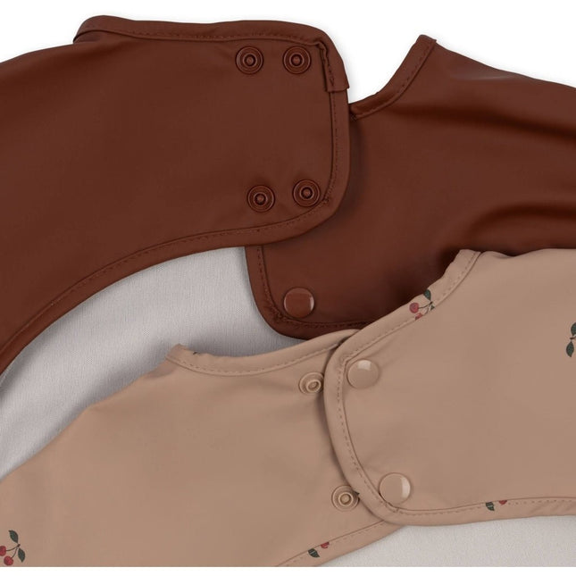 Konges Slojd Slabbetje Met Arrmen Cherry 30cm 2st koop je bij Babywinkel