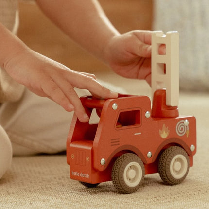 Little Dutch Brandweerwagen Met Pegdoll koop je bij Babywinkel
