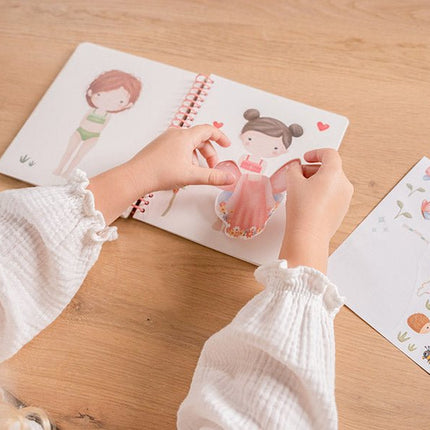 Little Dutch Stickerboek Aankleedboek Rosa En Friends - Little Dutch - Babywinkel - 8714274125414
