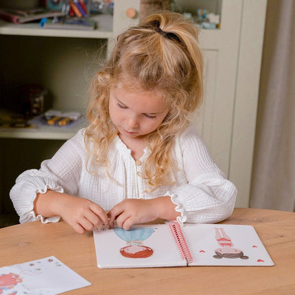 Little Dutch Stickerboek Aankleedboek Rosa En Friends - Little Dutch - Babywinkel - 8714274125414