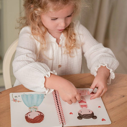 Little Dutch Stickerboek Aankleedboek Rosa En Friends - Little Dutch - Babywinkel - 8714274125414