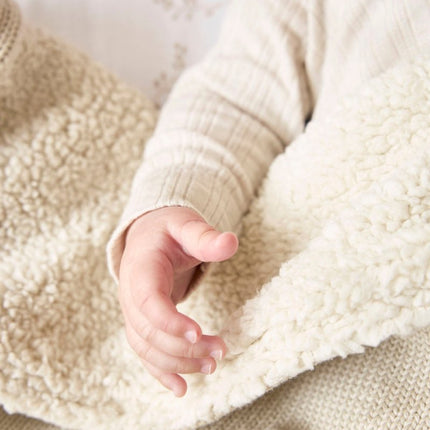 Meyco Ledikantdeken Knots Teddy Soft Sand 100X150cm - Meyco - Babywinkel - 4054703166224