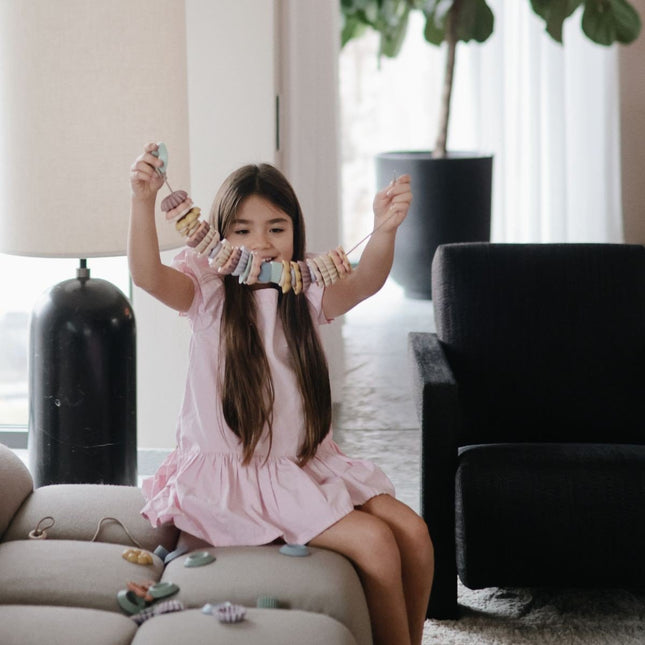 Mushie Bead Lacing Toy Set koop je bij Babywinkel