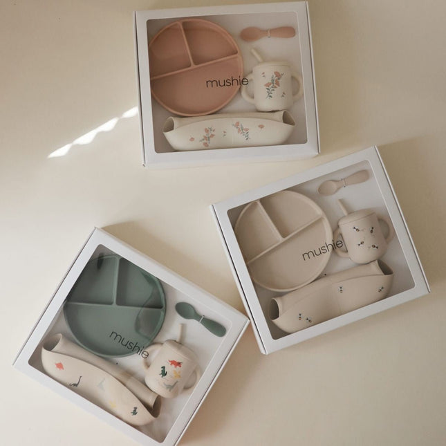 Mushie Giftbox Voeddingsset - Dino koop je bij Babywinkel