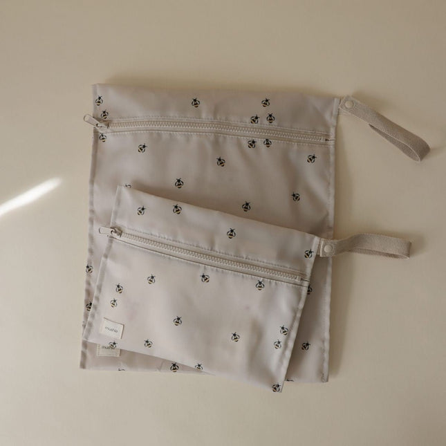 Mushie Reistasje Water Resistant Bees koop je bij Babywinkel
