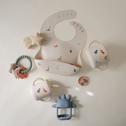 Mushie Silicone Training Cup met rietje Dino koop je bij Babywinkel