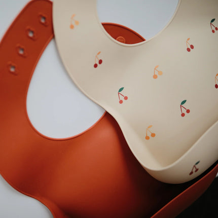 Mushie Slabbetje Silicone Cherries - Mushie - Babywinkel - 7426999778530
