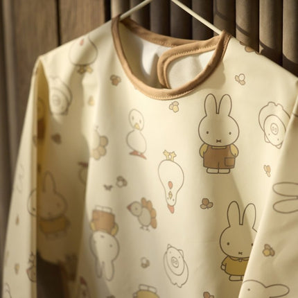 Slab Waterproof met Mouw - Miffy Family Farm koop je bij Babywinkel