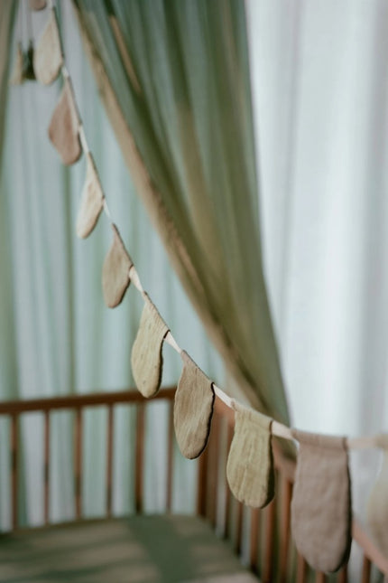 Slinger met vlaggetjes - Pure Sage - Babywinkel - 8721122584286